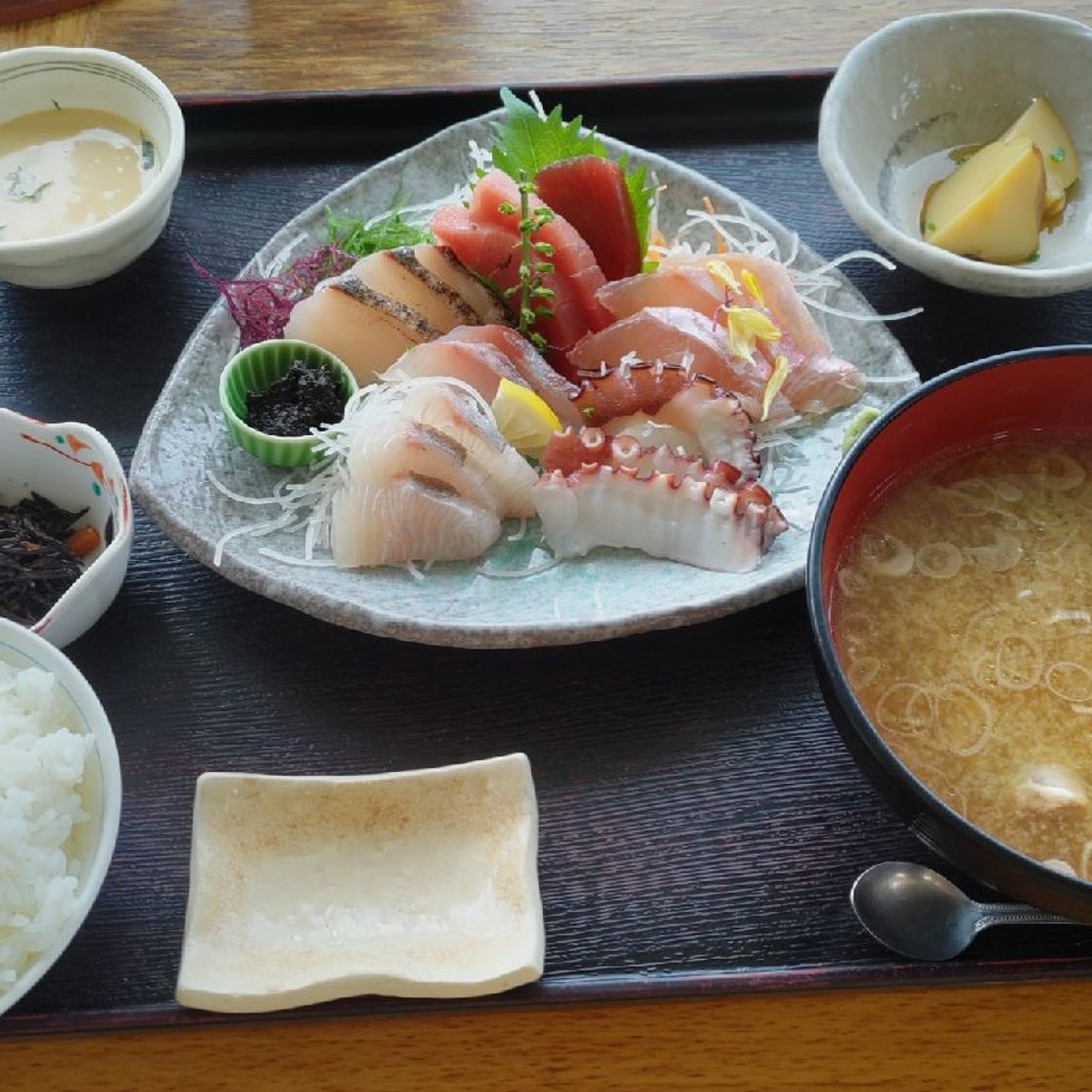 ユーザーが投稿した刺身五点盛り定食の写真 - 実際訪問したユーザーが直接撮影して投稿した南下浦町松輪魚介 / 海鮮料理松輪の写真