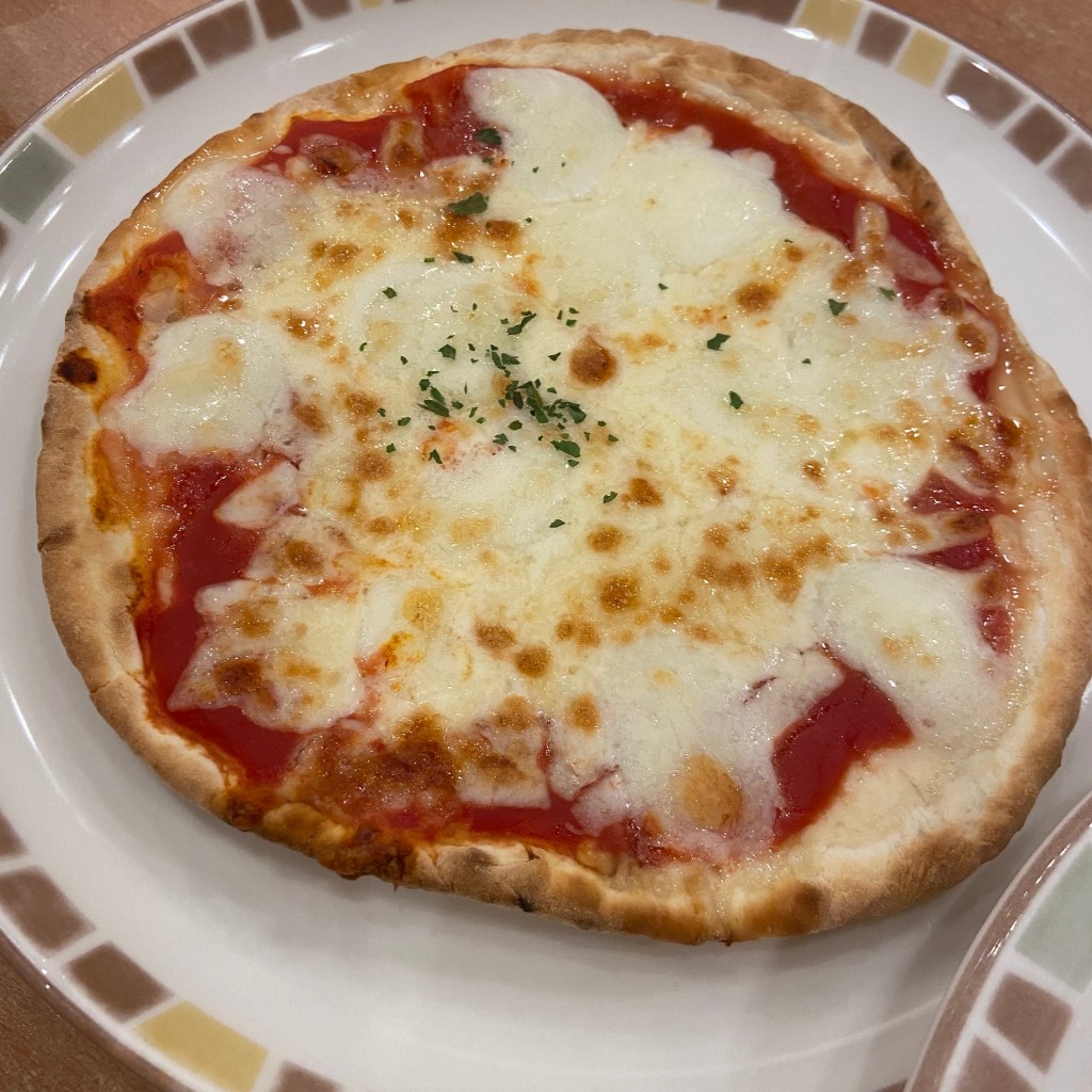ユーザーが投稿したバッファローモッツアレラのピザの写真 - 実際訪問したユーザーが直接撮影して投稿した花畑イタリアンサイゼリヤ ベルクスモール足立花畑店の写真
