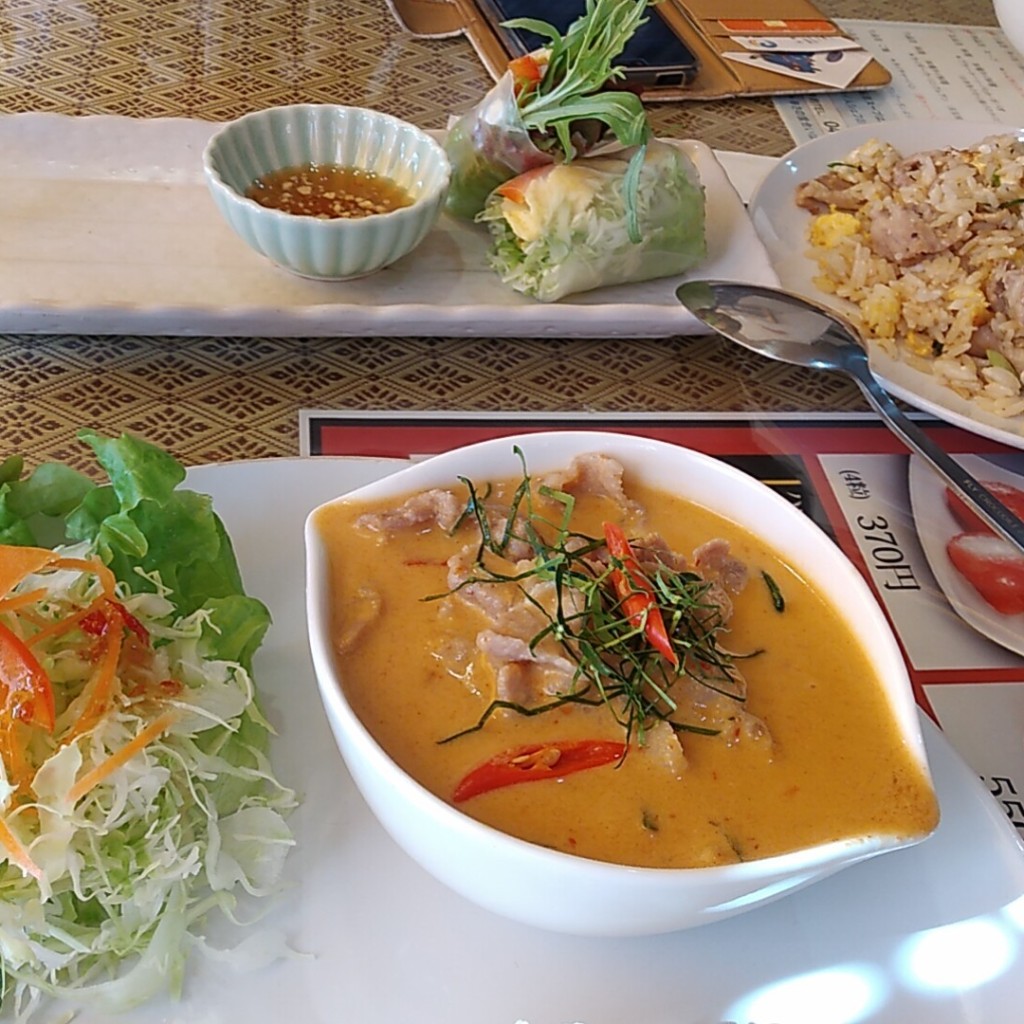 ユーザーが投稿したランチカオパットムーコーヒーの写真 - 実際訪問したユーザーが直接撮影して投稿した本町タイ料理プアンの写真