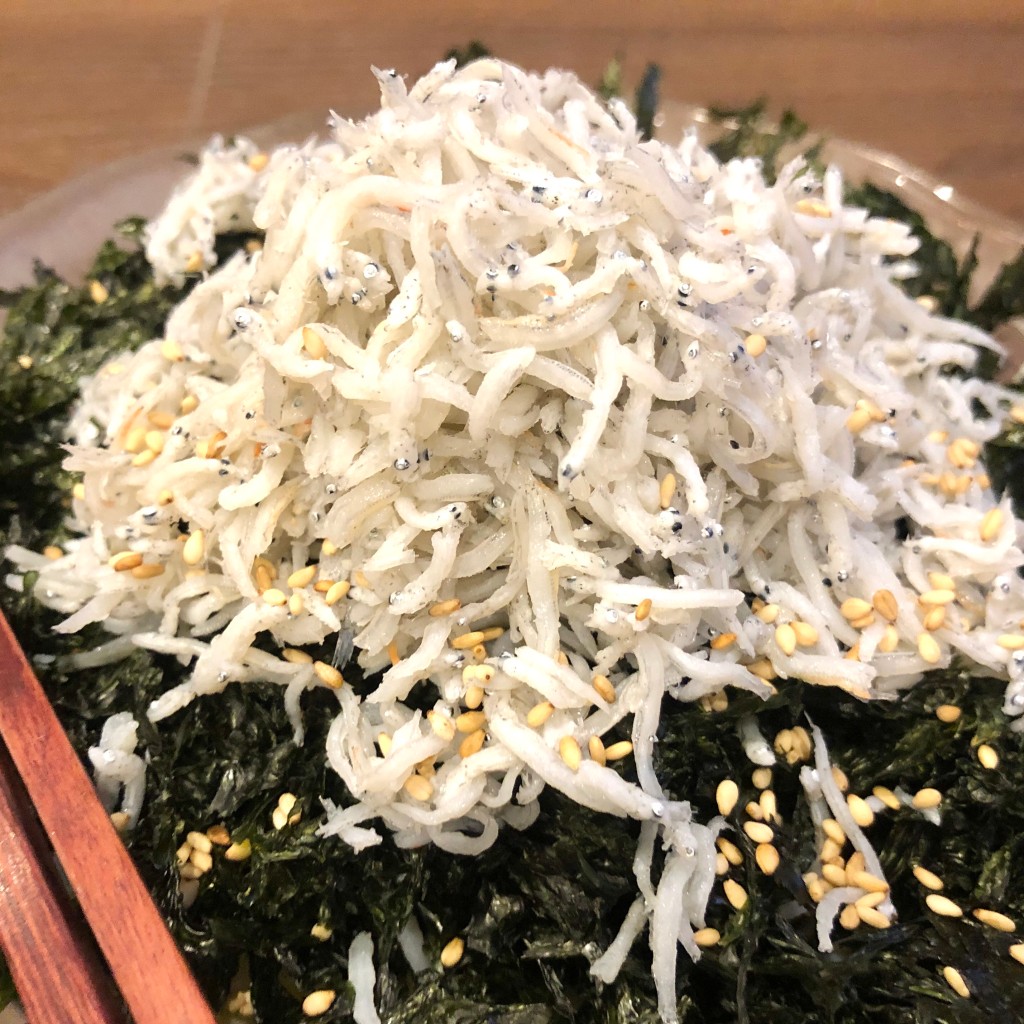 ユーザーが投稿した釜揚げしらすと岩のりのサラダの写真 - 実際訪問したユーザーが直接撮影して投稿した北沢寿司魚真 下北沢店の写真
