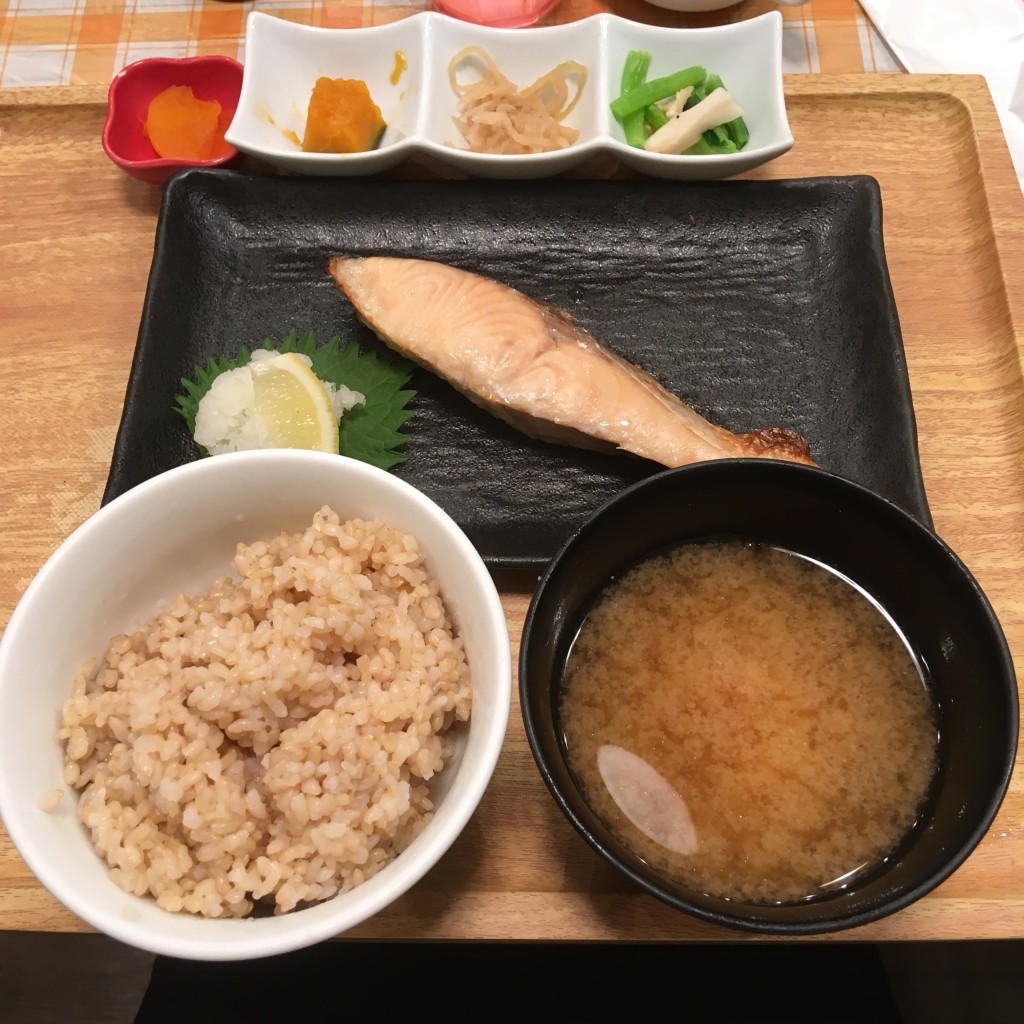 ユーザーが投稿した鮭の塩焼き定食(惣菜)の写真 - 実際訪問したユーザーが直接撮影して投稿した赤坂定食屋SMILE KITCHENの写真