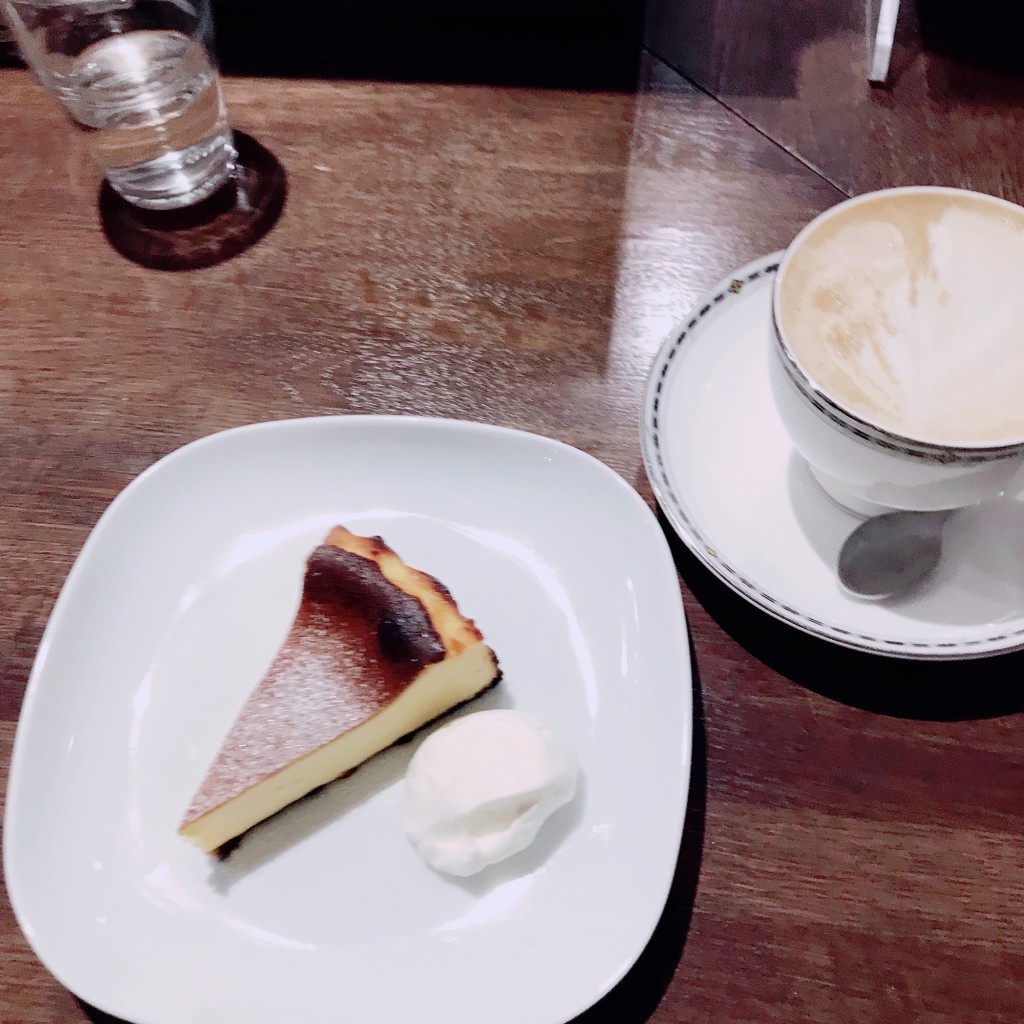 ユーザーが投稿したケーキセット(バスクチーズケーキとソイラテ)の写真 - 実際訪問したユーザーが直接撮影して投稿した上谷カフェランバー ルーム コーヒーの写真