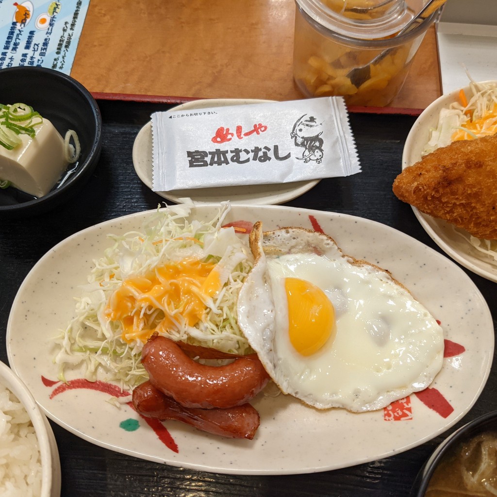 ユーザーが投稿した目玉焼きとウィンナー定食の写真 - 実際訪問したユーザーが直接撮影して投稿した小久保定食屋宮本むなし JR西明石駅前店の写真