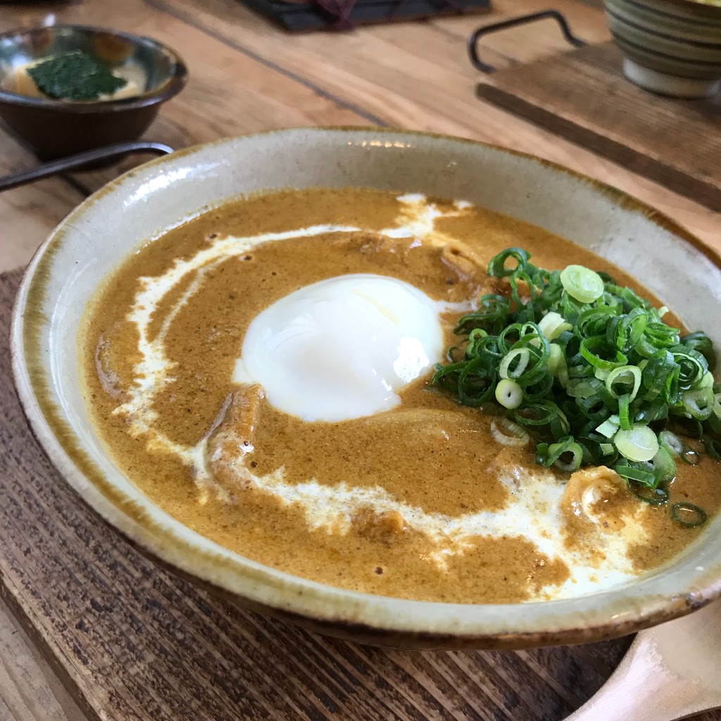 ユーザーが投稿したスパイシー胡麻カレー温玉うどんの写真 - 実際訪問したユーザーが直接撮影して投稿したカフェサンスーシーの写真