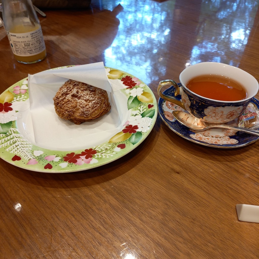 ユーザーが投稿した紅茶とシュークリームの写真 - 実際訪問したユーザーが直接撮影して投稿した軽井沢西洋料理クレソンリバーサイドストーリー 旧軽井沢の写真