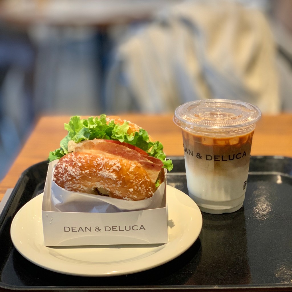 ユーザーが投稿したドーナツサンドチキンの写真 - 実際訪問したユーザーが直接撮影して投稿した美しが丘カフェDEAN&DELUCA カフェたまプラーザテラス店の写真