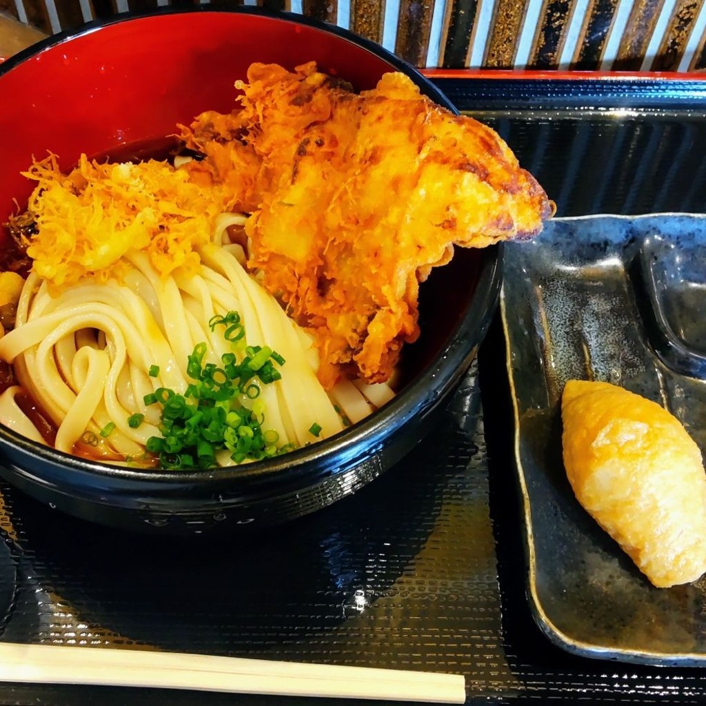 ユーザーが投稿した鶏天うどん+いなり寿司の写真 - 実際訪問したユーザーが直接撮影して投稿した諏訪栄町魚介 / 海鮮料理ゑびすセンターの写真