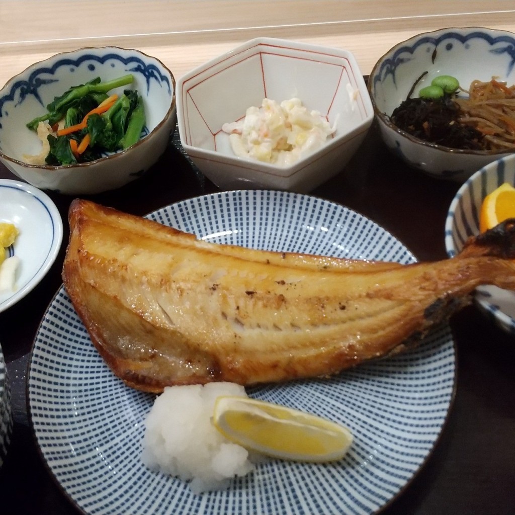 ユーザーが投稿したほっけ塩焼おろし定食の写真 - 実際訪問したユーザーが直接撮影して投稿した砂定食屋さち福やCAFE イオンモール四條畷店の写真