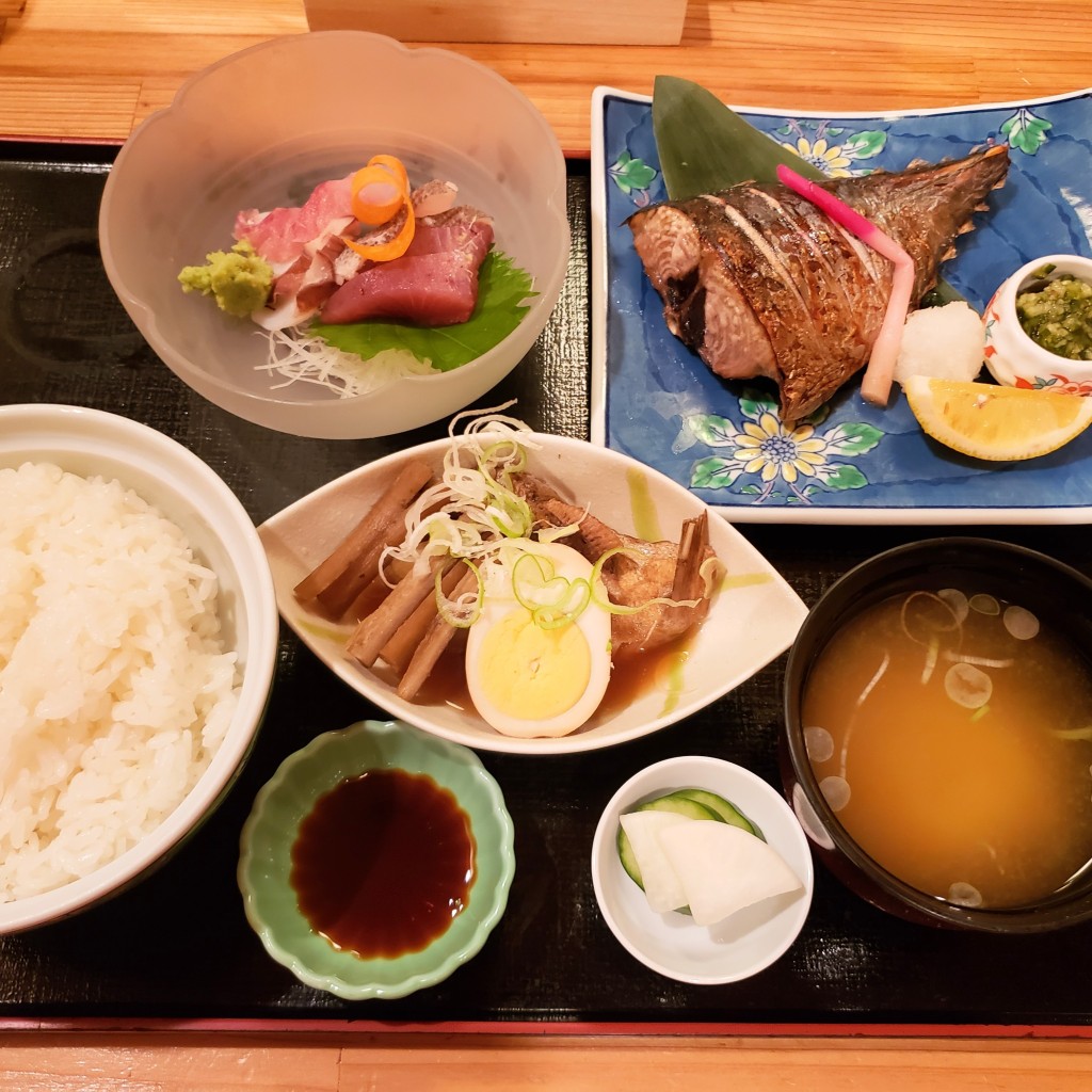 ユーザーが投稿した焼き魚とお刺身の定食の写真 - 実際訪問したユーザーが直接撮影して投稿した須頃居酒屋味覚天国 たまやの写真