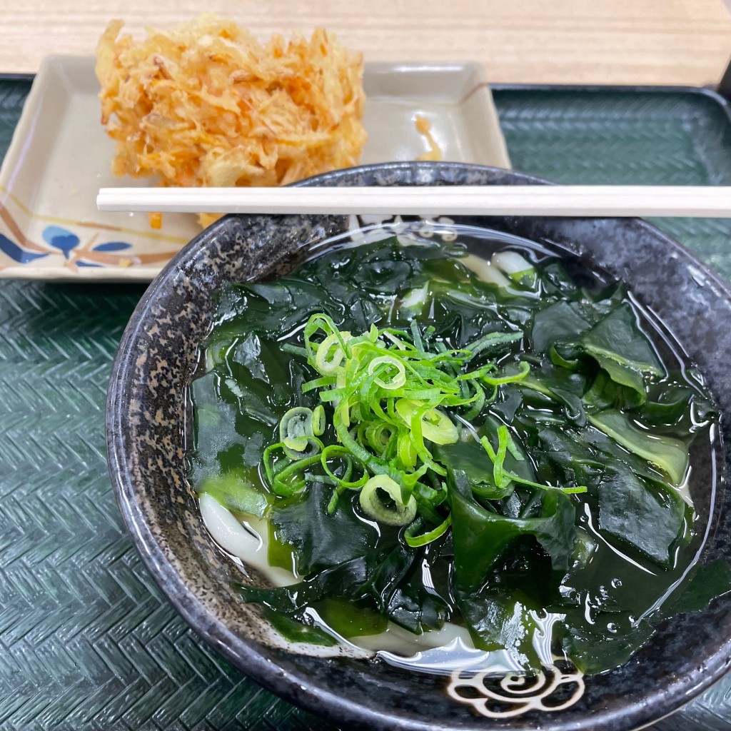 ユーザーが投稿したワカメうどん(小) かき揚げの写真 - 実際訪問したユーザーが直接撮影して投稿した小田栄うどんはなまるうどん イトーヨーカドー川崎店の写真