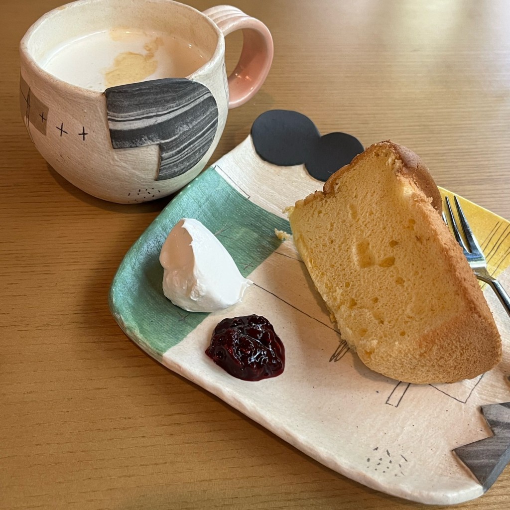 ユーザーが投稿したシフォンケーキとキャラメルミルクティーの写真 - 実際訪問したユーザーが直接撮影して投稿した阪南町カフェAnimo+ ぷらすの写真