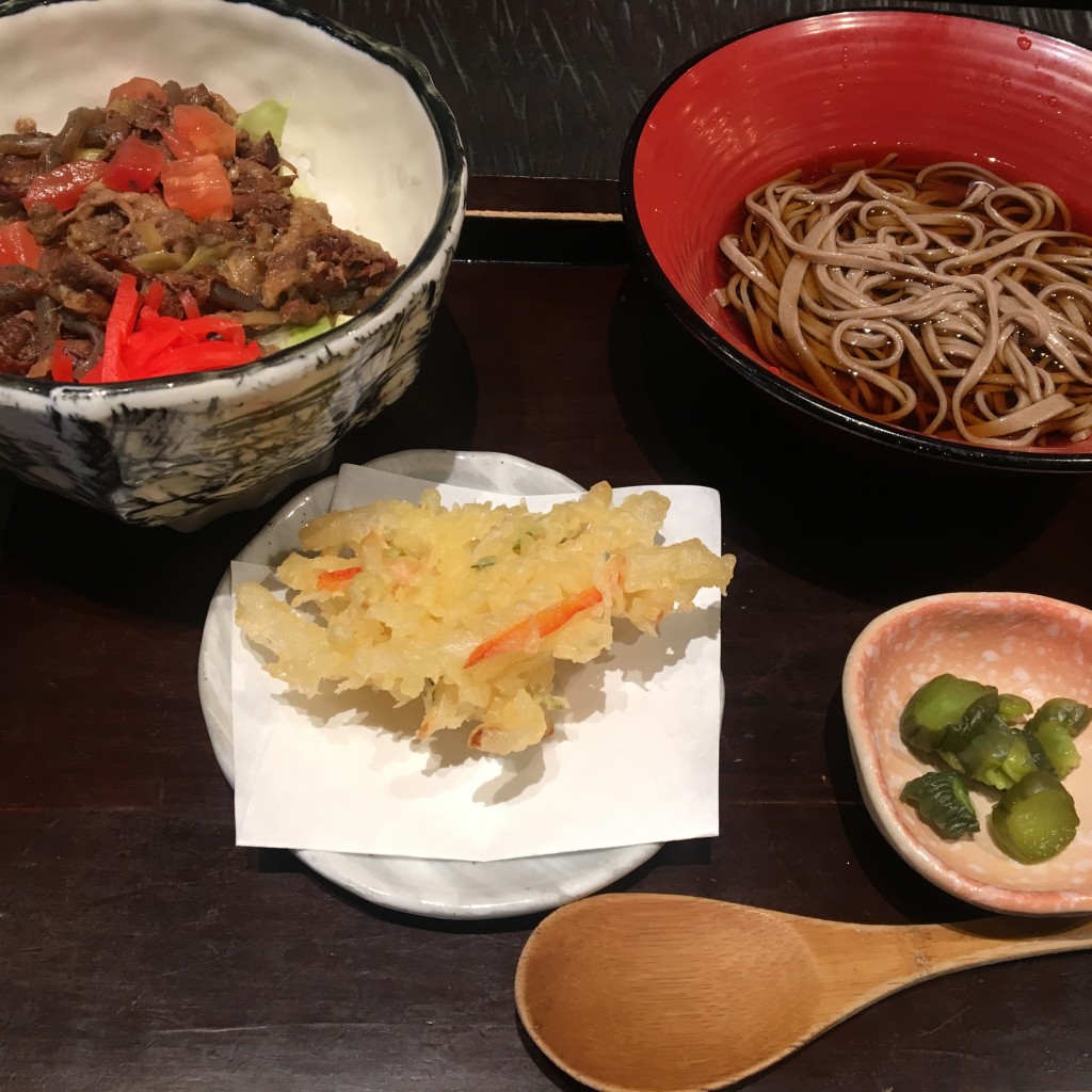 ユーザーが投稿した牛すじ丼掻き揚げ蕎麦の写真 - 実際訪問したユーザーが直接撮影して投稿した代々木居酒屋ダイナミックキッチン&バー 響 新宿サザンタワー店の写真