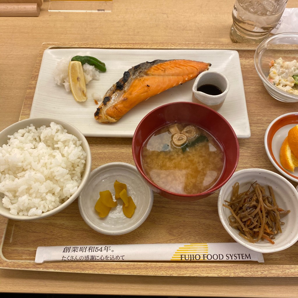 ユーザーが投稿した紅鮭甘塩焼おろし定食の写真 - 実際訪問したユーザーが直接撮影して投稿した難波定食屋まいどおおきに食堂 さち福や CAFE なんばCITY店の写真