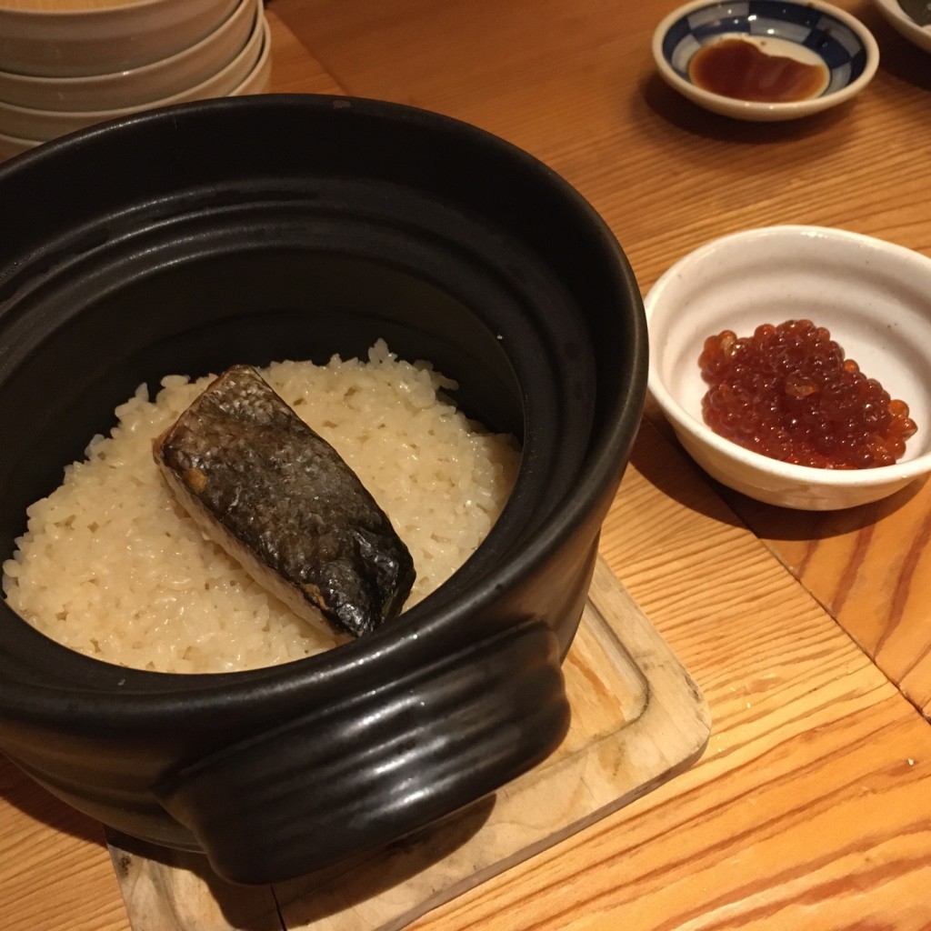 ユーザーが投稿した鮭とイクラの土鍋ご飯の写真 - 実際訪問したユーザーが直接撮影して投稿した小杉町ダイニングバー臥薪 武蔵小杉店の写真