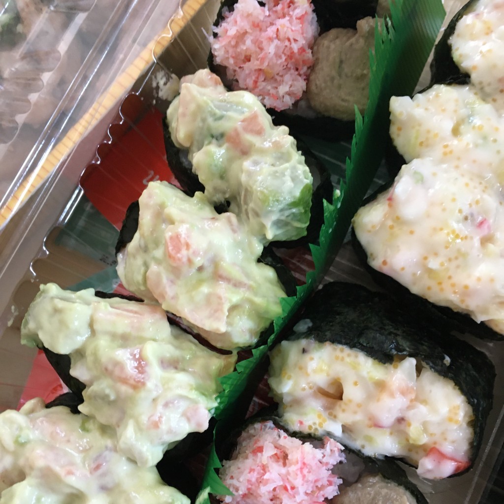 ユーザーが投稿したサーモンアボカドぐんかんの写真 - 実際訪問したユーザーが直接撮影して投稿した大沢寿司魚べい 仙台泉店の写真