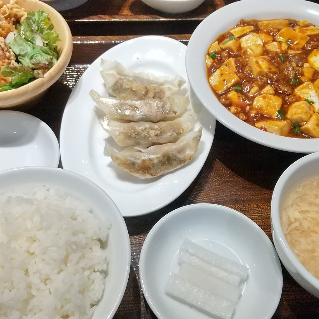 ユーザーが投稿した麻婆豆腐と餃子セットの写真 - 実際訪問したユーザーが直接撮影して投稿した八幡中華料理紅虎餃子房 シャポー本八幡店の写真