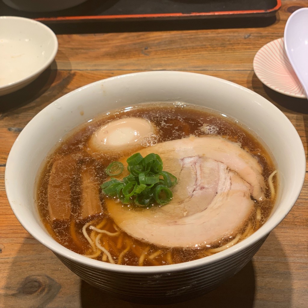 ユーザーが投稿した半熟味玉醤油らぁ麺の写真 - 実際訪問したユーザーが直接撮影して投稿した松戸ラーメン / つけ麺松戸中華そば 富田食堂の写真