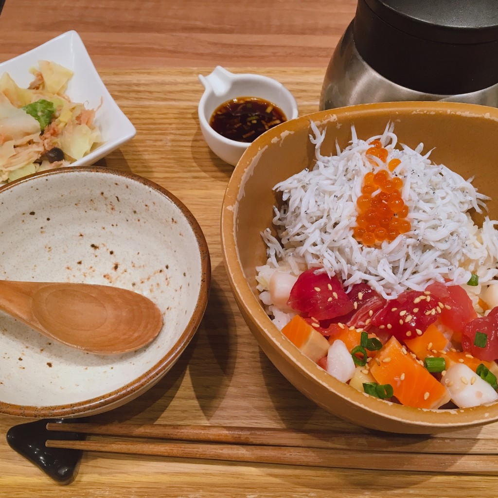 ユーザーが投稿したしらすたっぷり海鮮ぶっかけごはんの写真 - 実際訪問したユーザーが直接撮影して投稿した渋谷和食 / 日本料理こめらく たっぷり野菜とお茶漬けと。 渋谷ヒカリエ店の写真