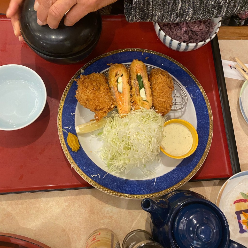 ユーザーが投稿したサーモンかきヒレかつ定食の写真 - 実際訪問したユーザーが直接撮影して投稿した新福寺とんかつかつ太郎本店 結城店の写真