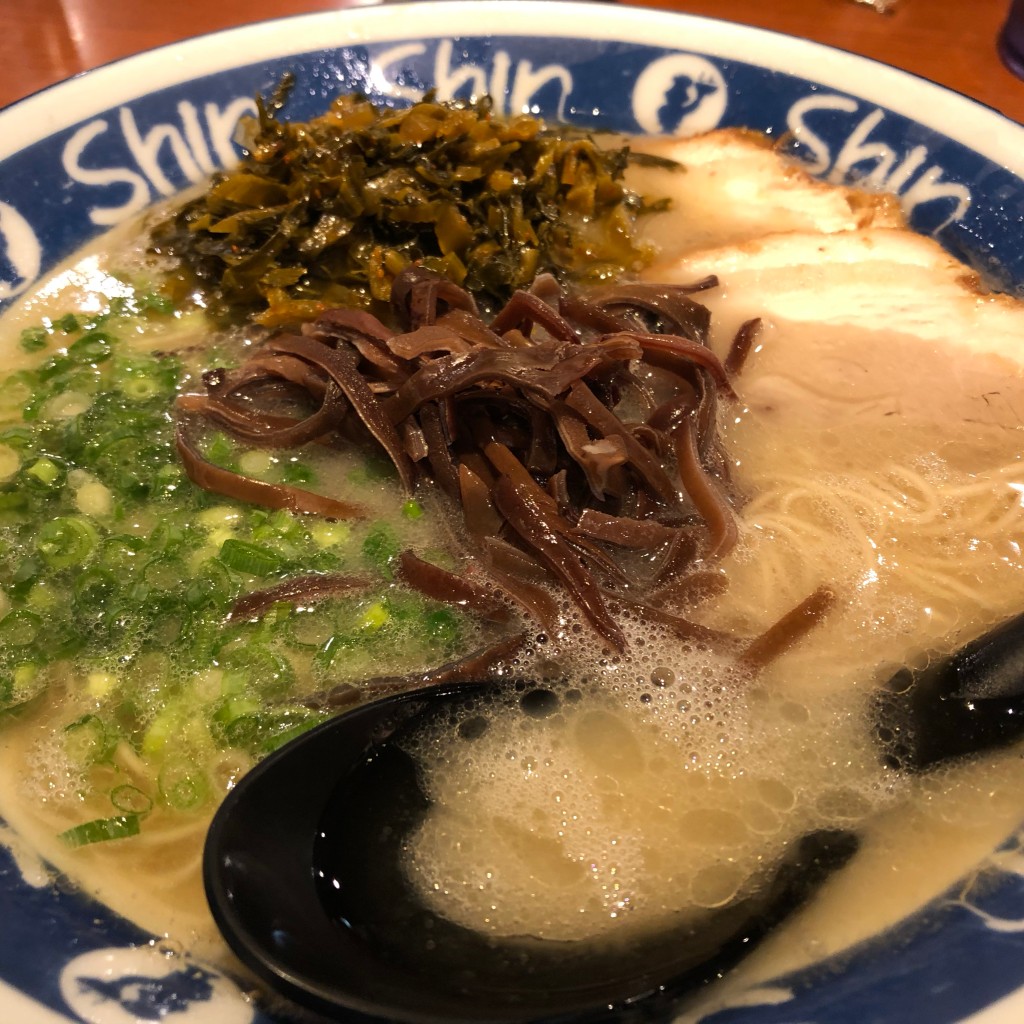 ユーザーが投稿した高菜ラーメンの写真 - 実際訪問したユーザーが直接撮影して投稿した博多駅中央街ラーメン専門店博多純情らーめん ShinShin 博多デイトス店の写真