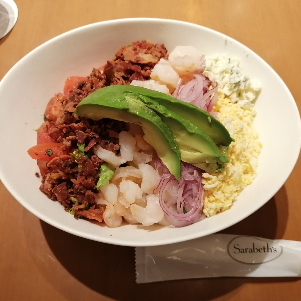 ユーザーが投稿したSeafood Cobb Saladの写真 - 実際訪問したユーザーが直接撮影して投稿した新宿カフェサラベス ルミネ新宿店の写真