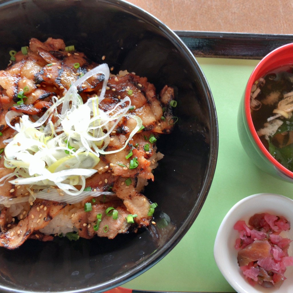 ユーザーが投稿した四元豚溶岩焼き丼の写真 - 実際訪問したユーザーが直接撮影して投稿した神戸空港洋食神戸洋食キッチンの写真