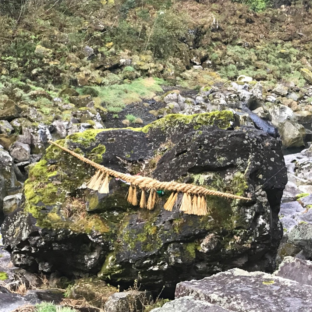 実際訪問したユーザーが直接撮影して投稿した三田井岩鬼八の力石の写真