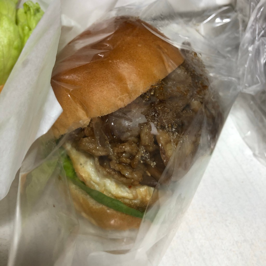 ユーザーが投稿した牛肉のバーガーの写真 - 実際訪問したユーザーが直接撮影して投稿した東和ベーカリーユッカのパンの写真