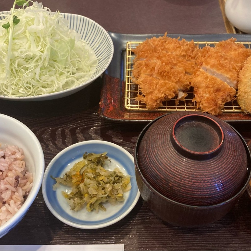 ユーザーが投稿したロースとチキンカツ定食の写真 - 実際訪問したユーザーが直接撮影して投稿した九品寺とんかつとんかつ濱かつ 熊本白山通り店の写真