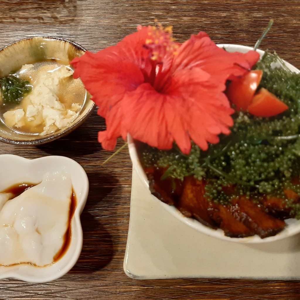 ユーザーが投稿した海ぶどうとアグーの丼仕立ての写真 - 実際訪問したユーザーが直接撮影して投稿した瀬底カフェfuu cafeの写真