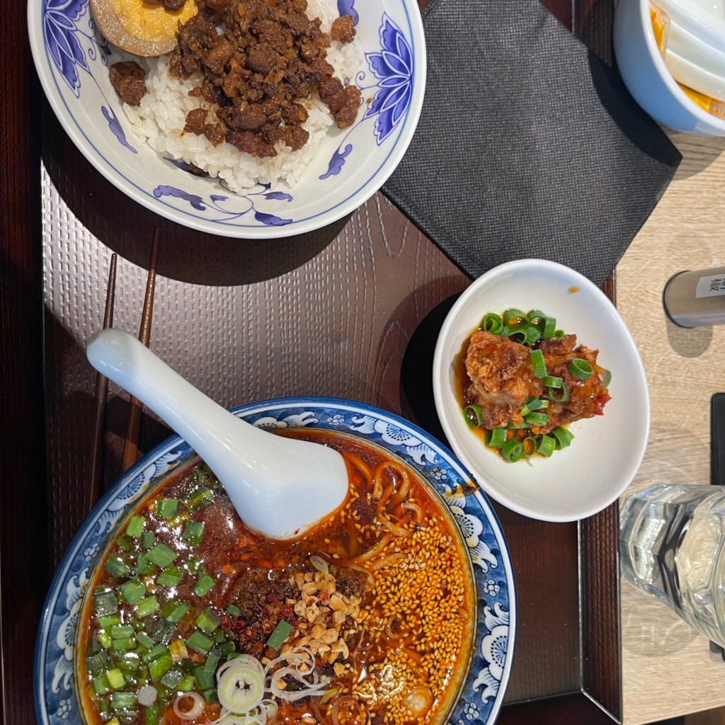 ユーザーが投稿した紅担担麺と魯肉飯セットの写真 - 実際訪問したユーザーが直接撮影して投稿した駅元町北京料理梅梅の写真