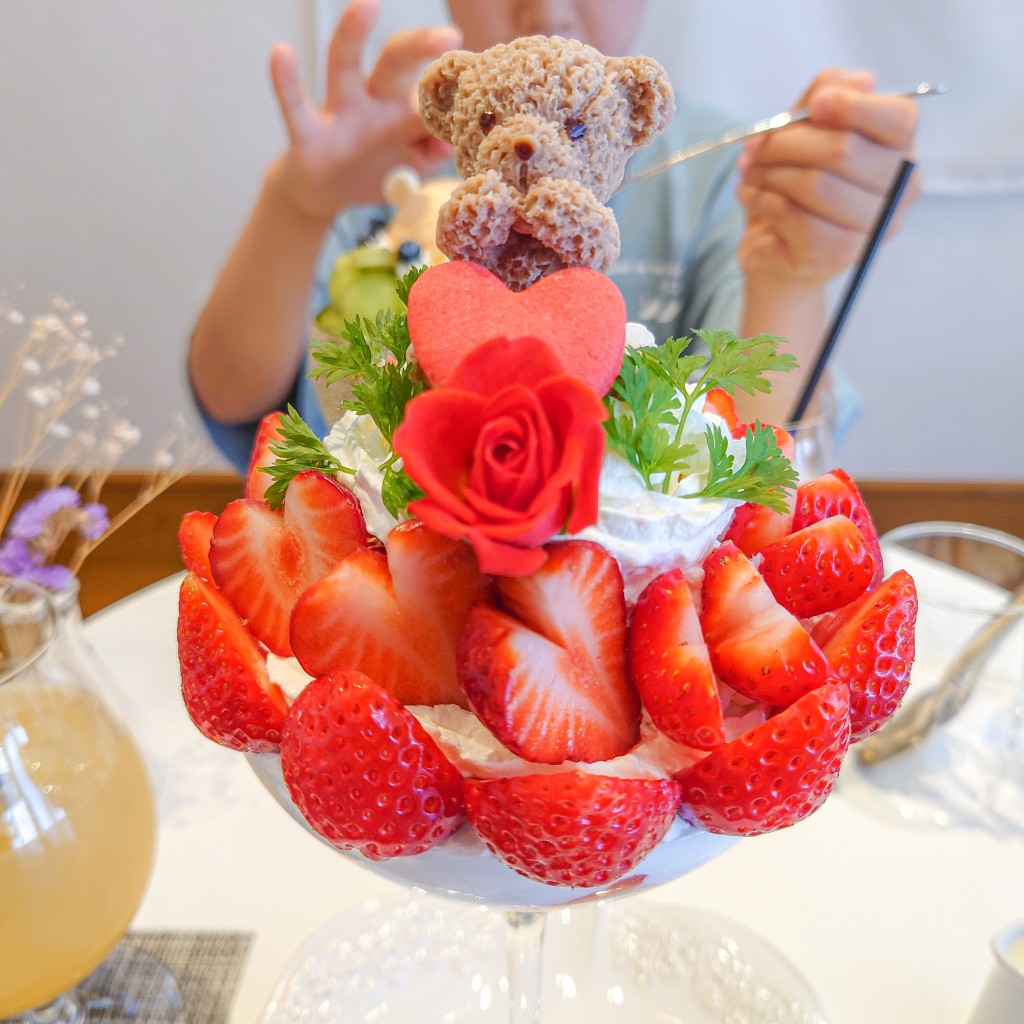 ユーザーが投稿したクマさんチョコの苺パフェドリンクセットの写真 - 実際訪問したユーザーが直接撮影して投稿した錦町カフェCo.Ro.Ru.COFFEEの写真