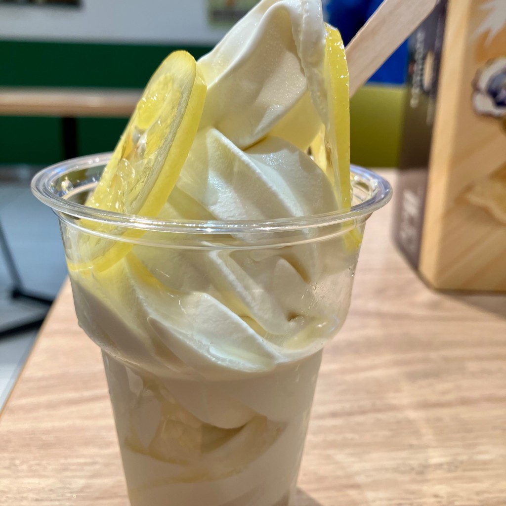 ユーザーが投稿したレモンをのせたソフトクリームの写真 - 実際訪問したユーザーが直接撮影して投稿した松原町その他飲食店カルビープラス 広島駅店の写真