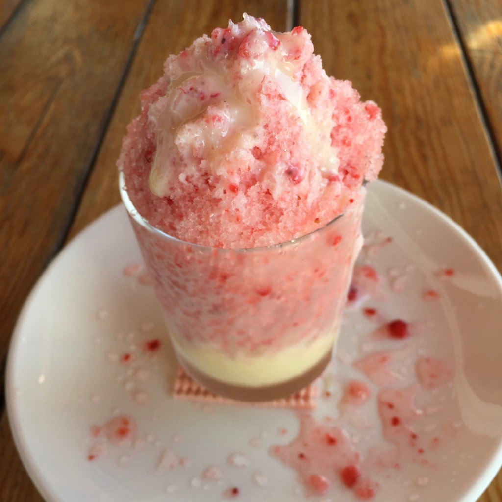 ユーザーが投稿した果肉たっぷり練乳掛けかき氷 いちごの写真 - 実際訪問したユーザーが直接撮影して投稿した内海町カフェころりんの写真