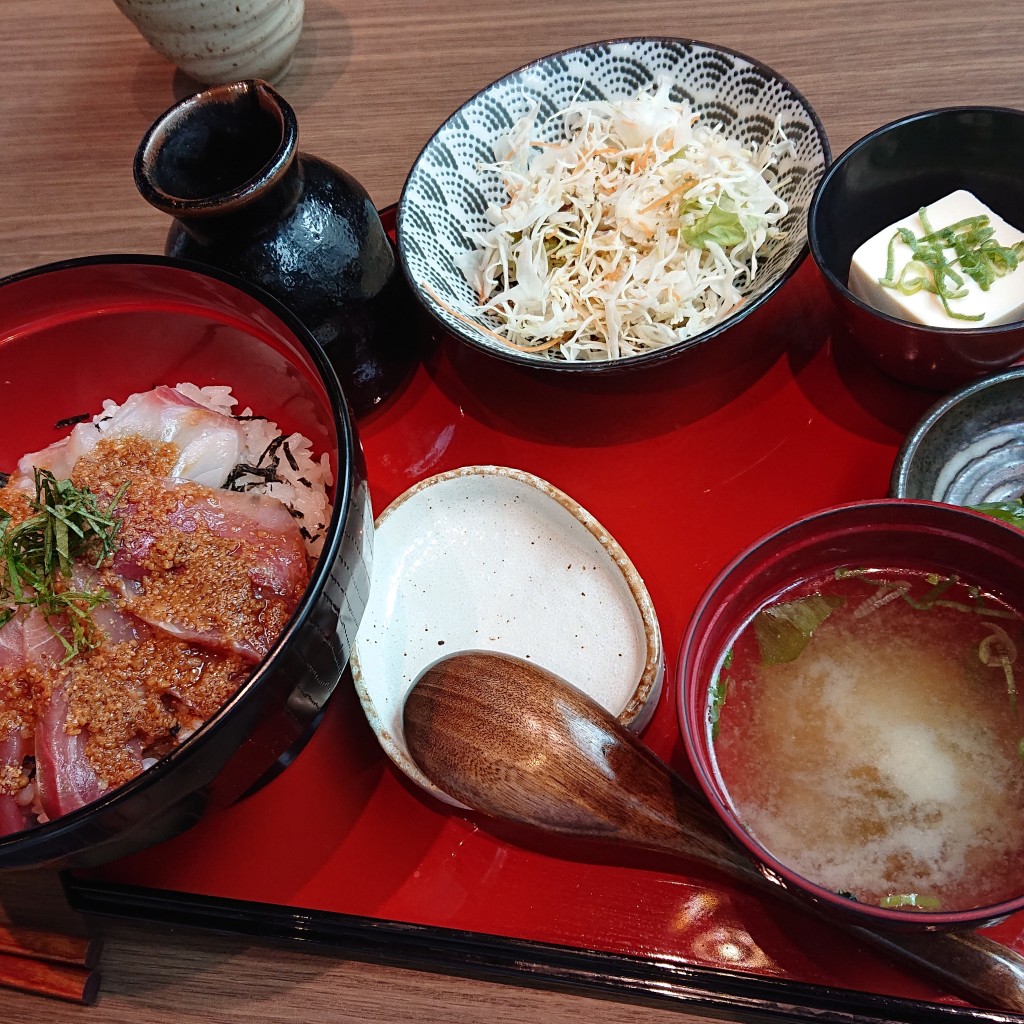 ユーザーが投稿した鯛とブリの2色丼の写真 - 実際訪問したユーザーが直接撮影して投稿した海岸魚介 / 海鮮料理うみまち酒場 さかなさま 浜松町店の写真