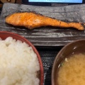 朝しゃけ定食ご飯大盛  +5 - 実際訪問したユーザーが直接撮影して投稿した新宿定食屋しんぱち食堂 新宿東南口店の写真のメニュー情報