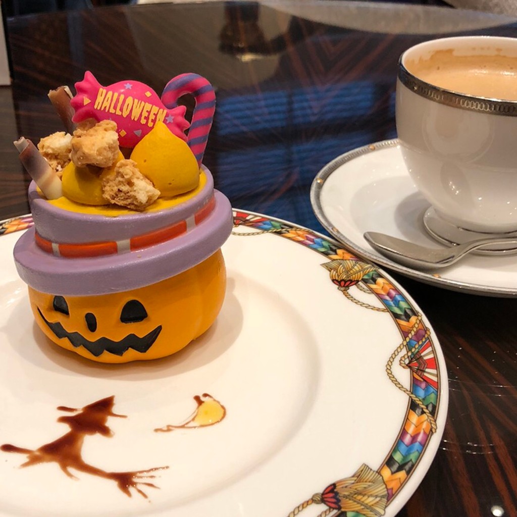 ユーザーが投稿したハロウィンパンプキンケーキとカフェラテの写真 - 実際訪問したユーザーが直接撮影して投稿した三田バーザ・ラウンジの写真