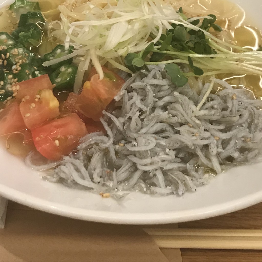 ユーザーが投稿した夏野菜とシラスの涼麺の写真 - 実際訪問したユーザーが直接撮影して投稿した天神タピオカ春水堂 天神地下街店の写真