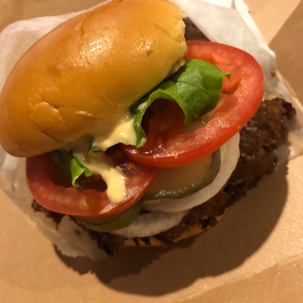 ユーザーが投稿したW:BURGERの写真 - 実際訪問したユーザーが直接撮影して投稿した梅田ハンバーガーシェイクシャック 梅田阪神店の写真