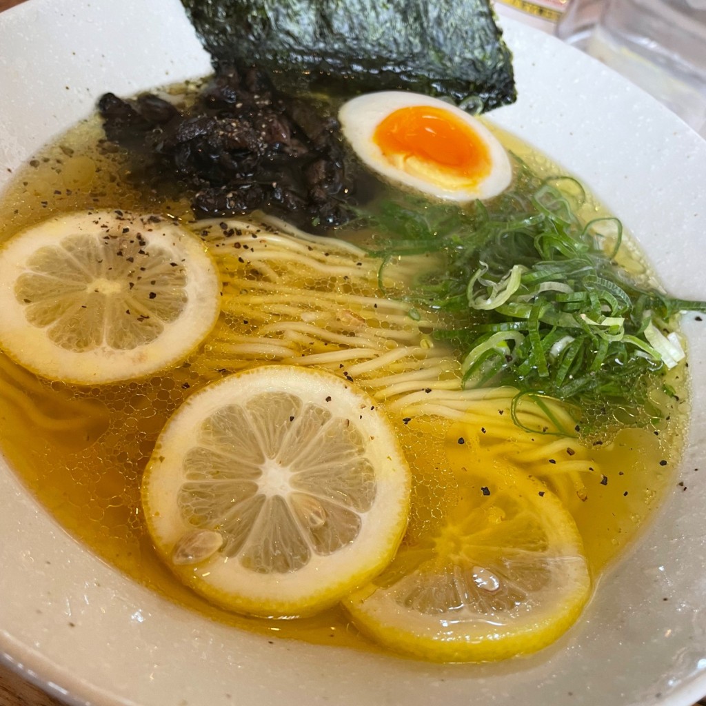 ユーザーが投稿した地鶏塩レモンラーメン 妻地鶏の写真 - 実際訪問したユーザーが直接撮影して投稿した大塚町ラーメン専門店地鶏もも子とけさぶろう商店 大塚店の写真