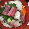 海鮮丼 - 実際訪問したユーザーが直接撮影して投稿した古里魚介 / 海鮮料理お食事処 秀の写真のメニュー情報