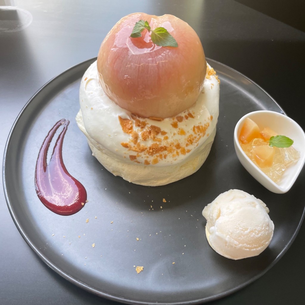 ユーザーが投稿したまるごと桃のパンケーキの写真 - 実際訪問したユーザーが直接撮影して投稿した鈴木町パンケーキeggg Parkの写真