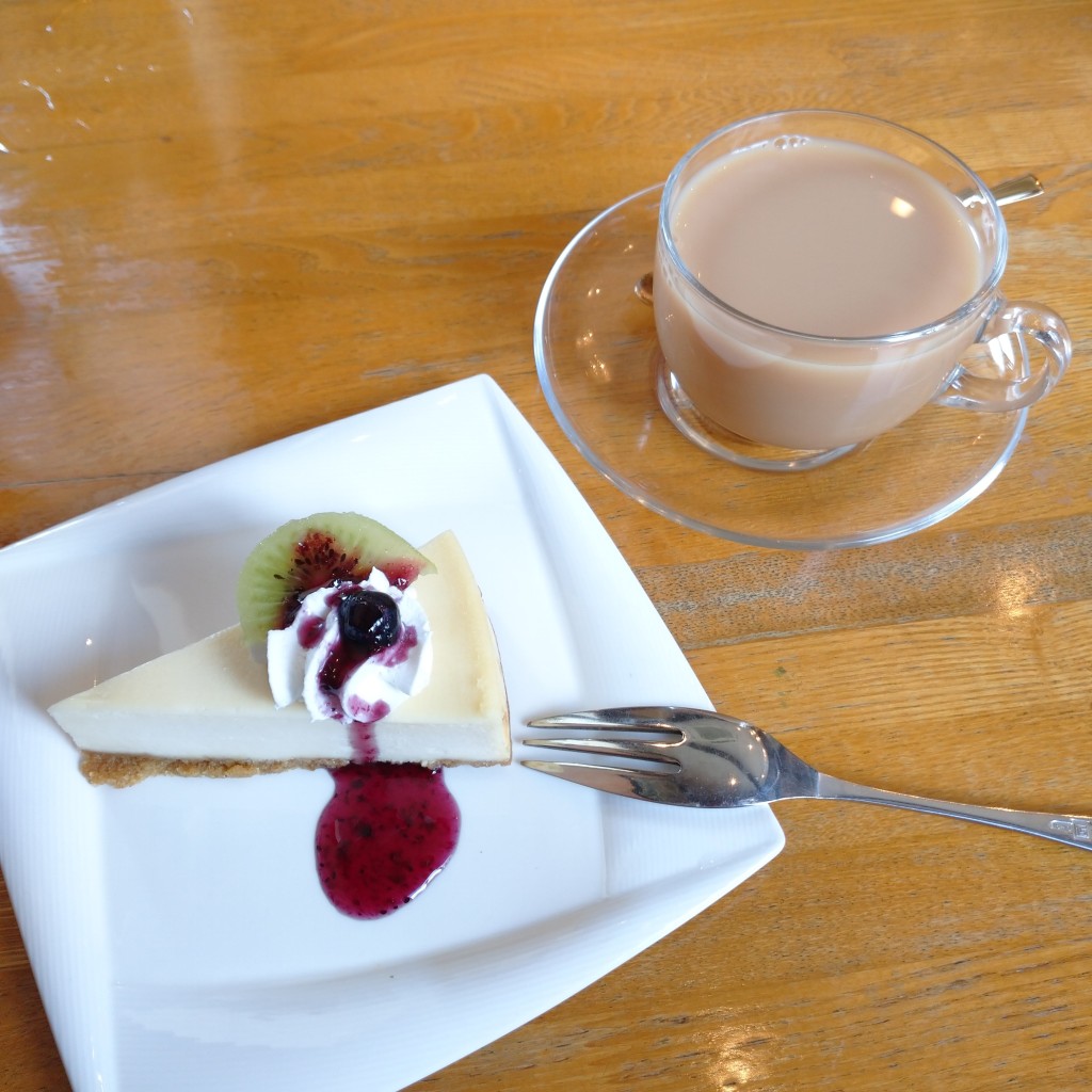 ユーザーが投稿したチーズケーキ&紅茶セットの写真 - 実際訪問したユーザーが直接撮影して投稿した天久保喫茶店らんぷの写真