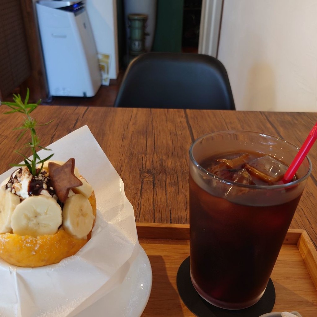 ユーザーが投稿した生ドーナツのチョコバナナパフェ、アイスコーヒーの写真 - 実際訪問したユーザーが直接撮影して投稿した浜の市西洋料理ピースガーデンの写真