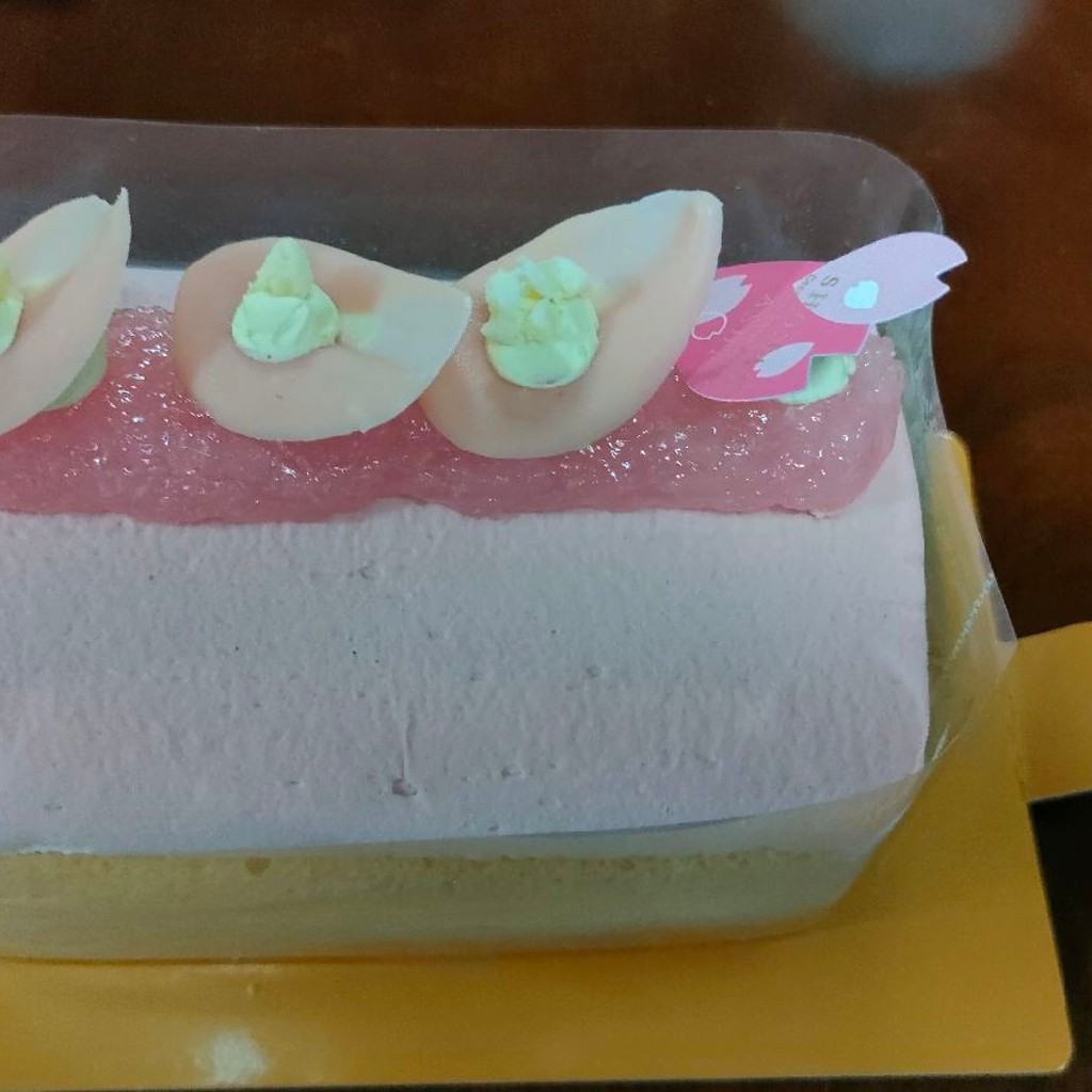 ユーザーが投稿した桜ロールの写真 - 実際訪問したユーザーが直接撮影して投稿した宝町ケーキフランス菓子 葦 平塚ラスカ店の写真