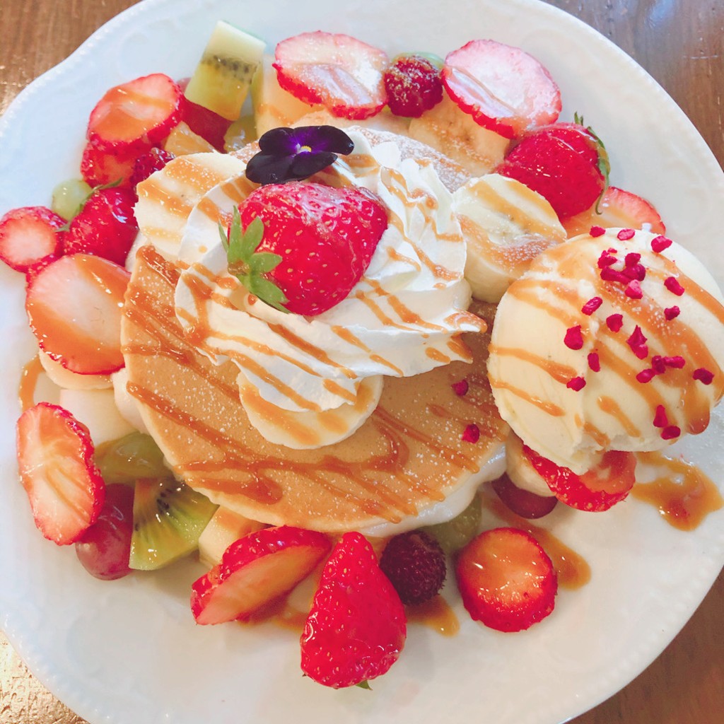 ユーザーが投稿したフルーツたっぷりパンケーキジェラート付きの写真 - 実際訪問したユーザーが直接撮影して投稿した若王子カフェCream Caféの写真