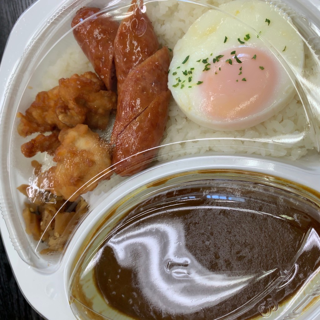 ユーザーが投稿したカレー(ソーセージ、目玉焼き、からあげ)の写真 - 実際訪問したユーザーが直接撮影して投稿した西新宿カレーカレーの王様 西新宿店の写真