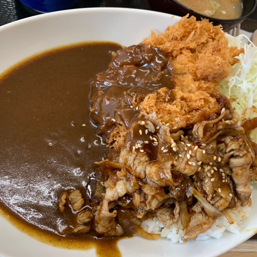 ユーザーが投稿したチキンカツのせ牛生姜焼きカレーの写真 - 実際訪問したユーザーが直接撮影して投稿した毛利町とんかつかつや 京都新堀川店の写真