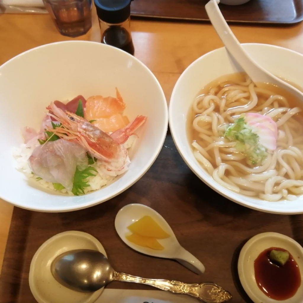 ユーザーが投稿した海鮮丼 麺セットの写真 - 実際訪問したユーザーが直接撮影して投稿した赤松町うどんzoan ゾアンの写真