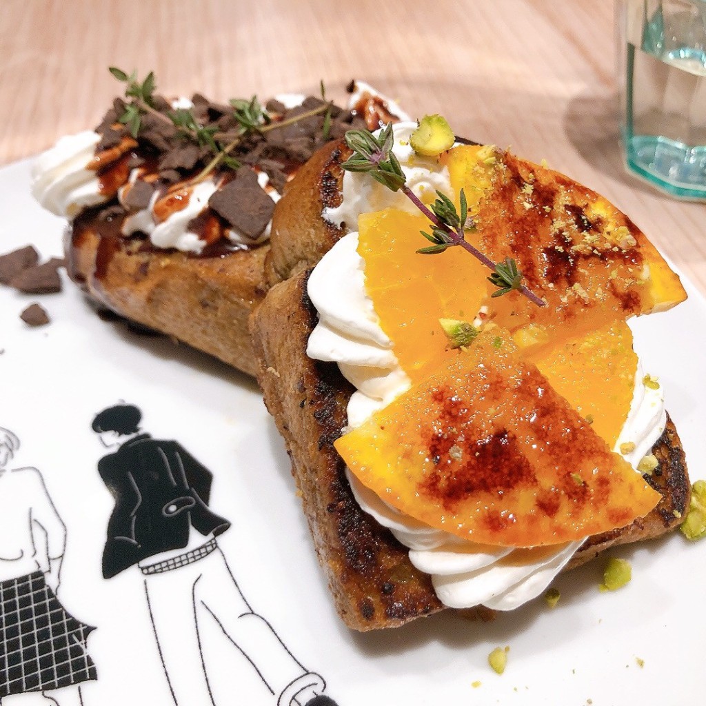 ユーザーが投稿したイエロー&ブラックフレンチトーストの写真 - 実際訪問したユーザーが直接撮影して投稿した西新宿カフェBOX cafe&space 新宿ミロード店の写真